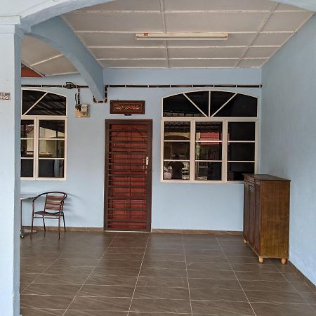 Aryani Homestay Kampong Kelemak Luaran gambar